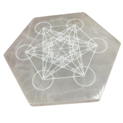 Base hexagonal de pedra cinzenta clara com padrão geométrico branco