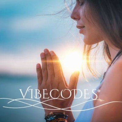 Mulher de perfil a orar com pulseiras coloridas e texto VIBECODES