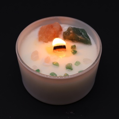 Vela aromática com pedras decorativas em jarra de vidro branco fosco
