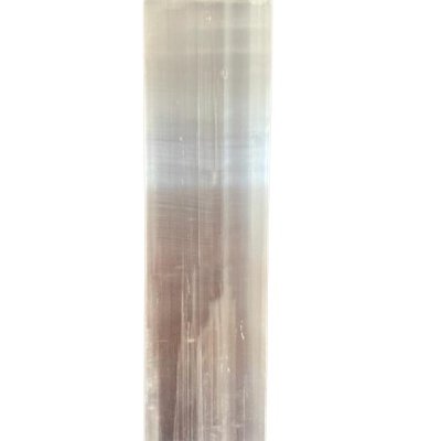 Bloco retangular alto de selenite translúcida com textura estriada