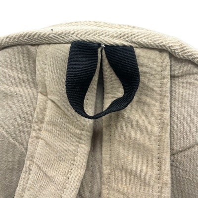 Mochila bege com alças acolchoadas e pega preta