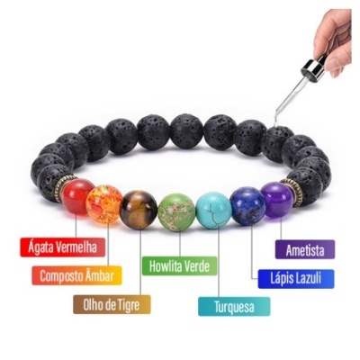 Pulseira de contas pretas e coloridas com etiquetas de nomes de pedras, mão segura conta com conta-gotas