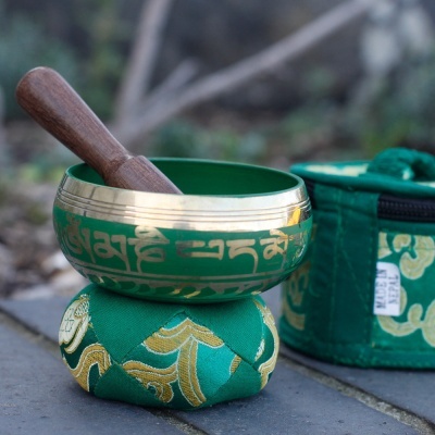 Tigela tibetana verde e dourada com bastão de madeira e almofada decorativa