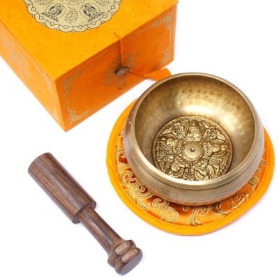 Conjunto de taça tibetana dourada, almofada laranja bordada, bastão de madeira e caixa laranja