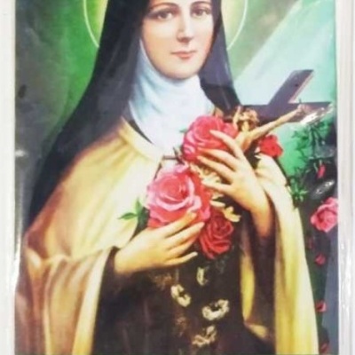 Imagem religiosa detalhada de Santa Teresinha segurando crucifixo e rosas