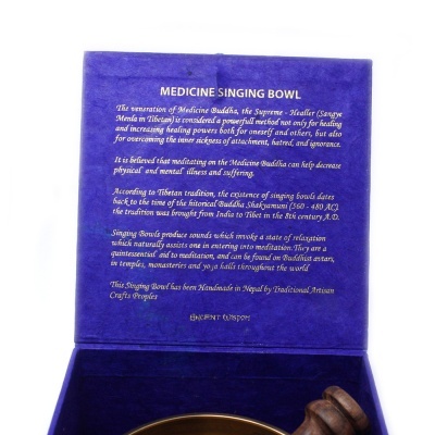 Tigela para cantar em bronze com bastão de madeira e texto explicativo em fundo roxo