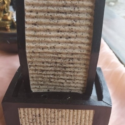 Fonte decorativa interior com base preta e painel texturado bege