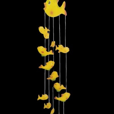 Móbile decorativo com peixes amarelos de feltro suspensos