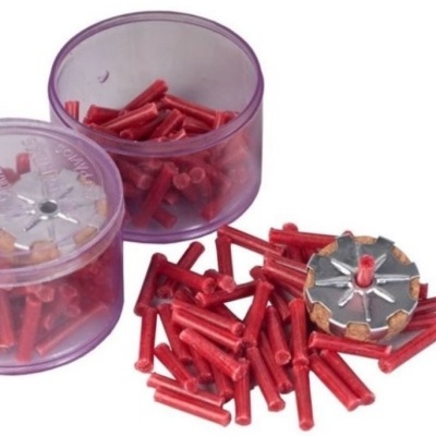 Recipientes com pequenos pedaços vermelhos e peça metálica circular