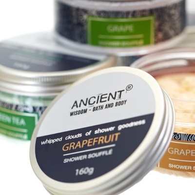 Tigelas metálicas com produtos para banho ANCIENT em diferentes sabores e rótulos coloridos.