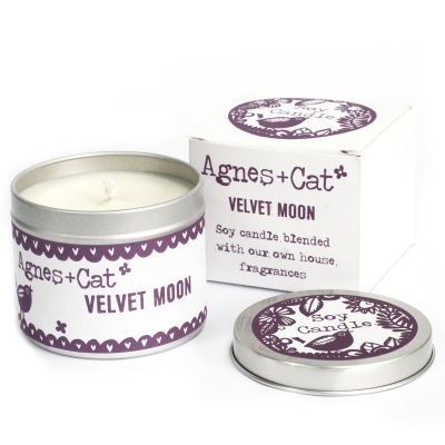 Vela de soja Agnes+Cat VELVET MOON em lata metálica prateada com tampa e caixa branca com texto roxo