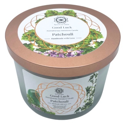 Vela aromática em frasco de vidro com tampa metálica bronze e etiqueta com design verde e branco