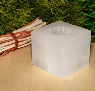 https://www.coracao-e-terra.pt/product/castical-de-selenite-cubico
