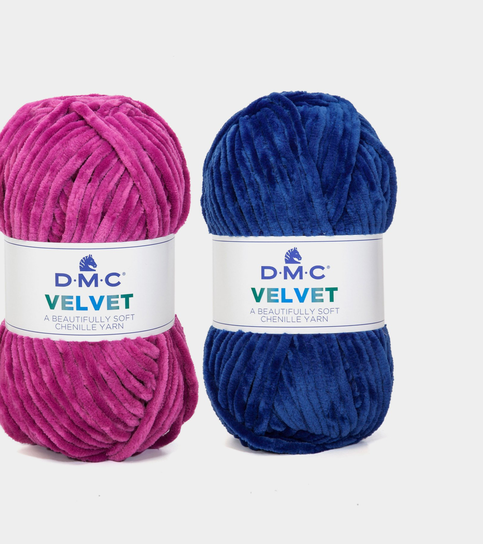 Dois novelos de fio chenille DMC Velvet rosa e azul com rótulos brancos