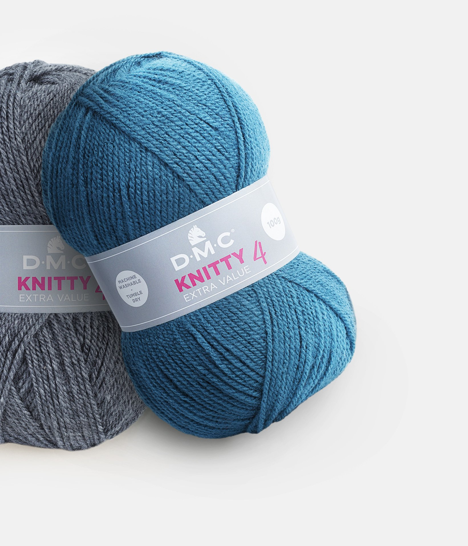 Dois novelos de lã D.M.C Knitty 4 azul e cinzento com rótulo branco