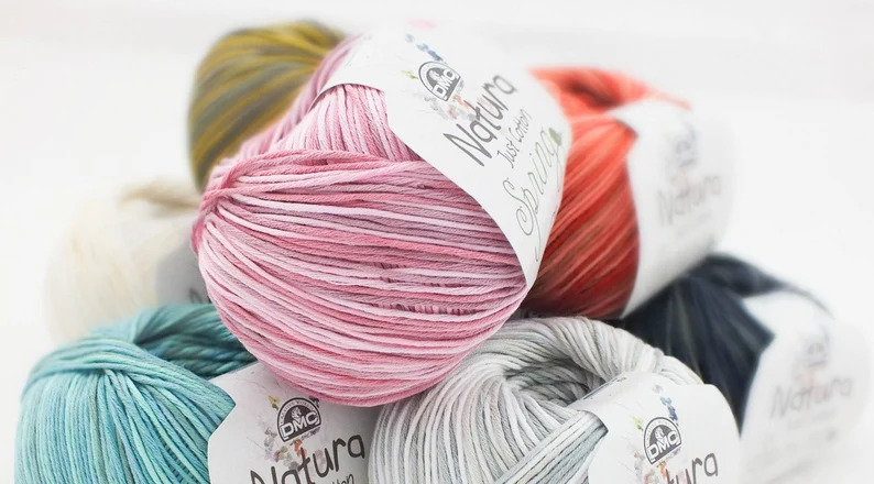novelos de lã colorida com rótulos Natura Classic