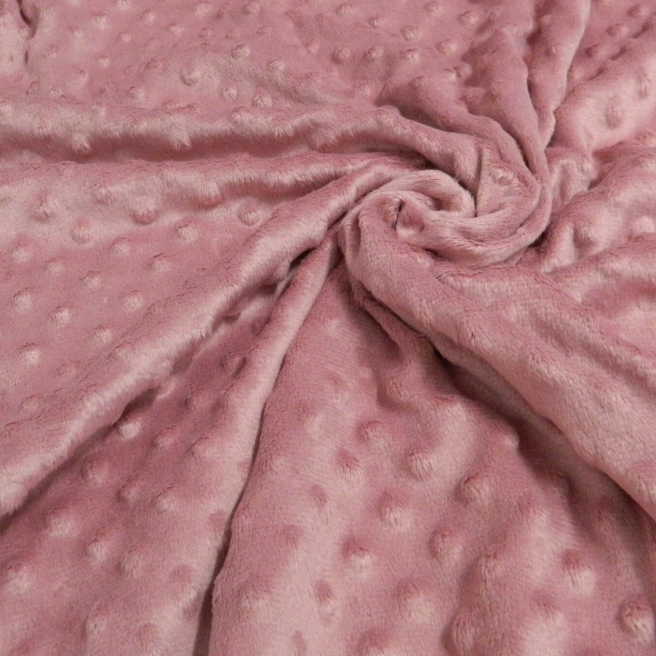 Tecido de pelúcia rosa com padrão de bolinhas em relevo