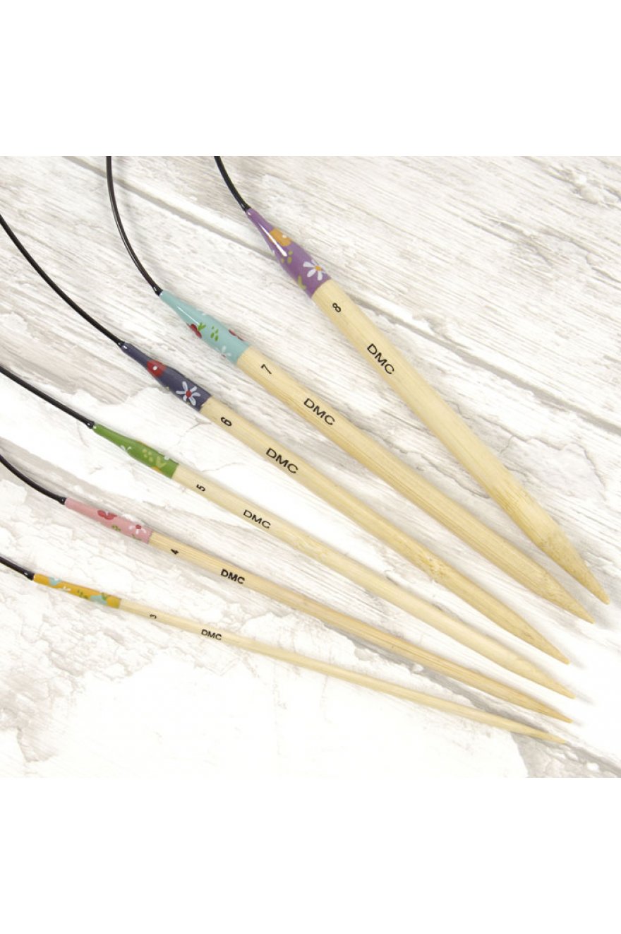 Conjunto colorido de agulhas de tricô de madeira com padrões florais