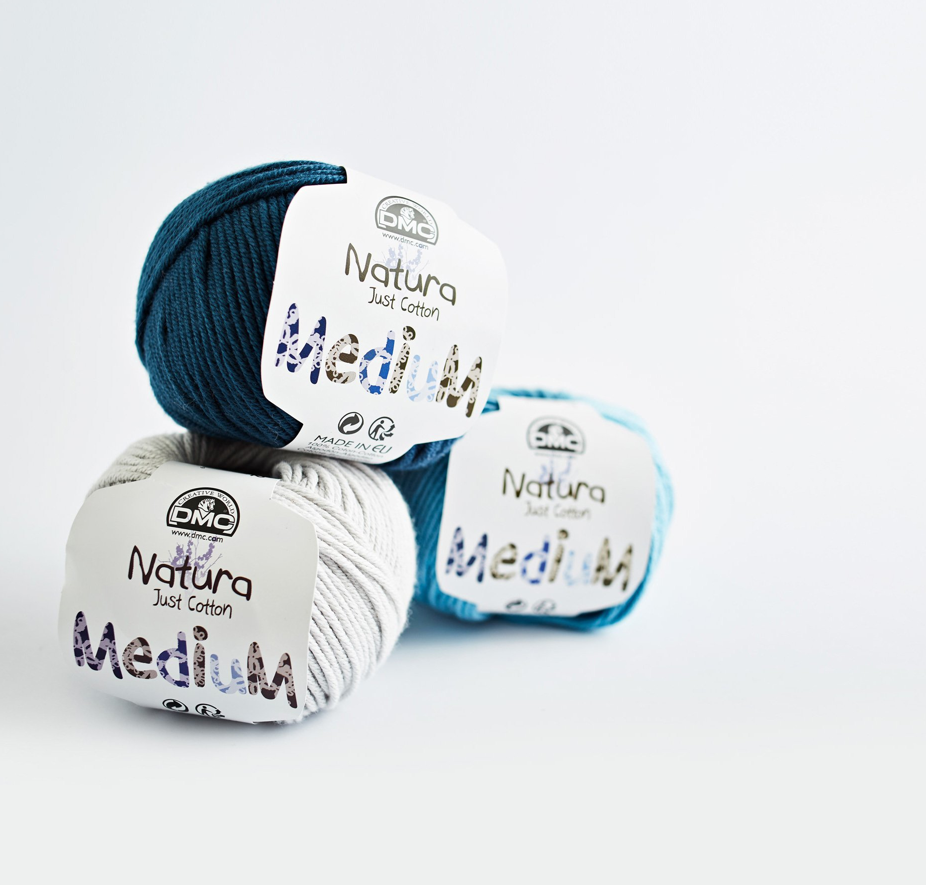 Três novelos de lã com etiquetas DMC Natura Just Cotton Medium