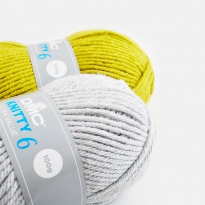 Dois novelos de lã, cinza e verde amarelo, com etiquetas cinzentas em fundo branco.