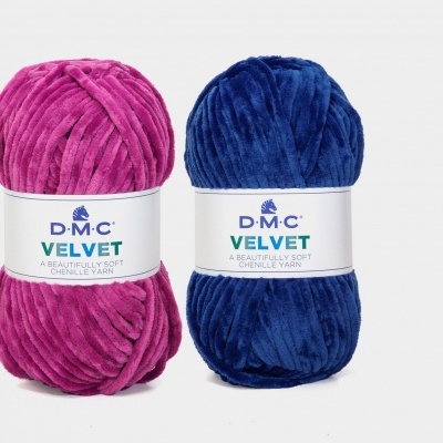 Dois novelos de fio chenille DMC Velvet rosa e azul com rótulos brancos