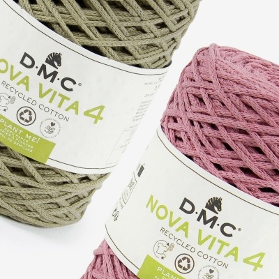 Dois novelos de fio D.M.C. Nova Vita 4 em algodão reciclado, cores verde-acinzentada e rosa
