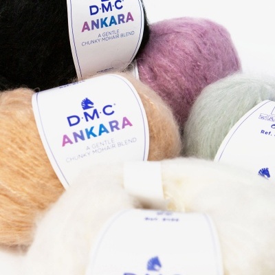 Novelos de lã DMC ANKARA em várias cores com etiquetas brancas sobre fundo branco