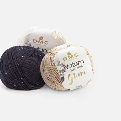 Três novelos de fio DMC Natura Just Cotton Glam em cores variadas com etiqueta e fundo branco.