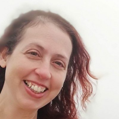 Hello Mulher sorridente com cabelo castanho-avermelhado ondulado e fundo branco desfocado