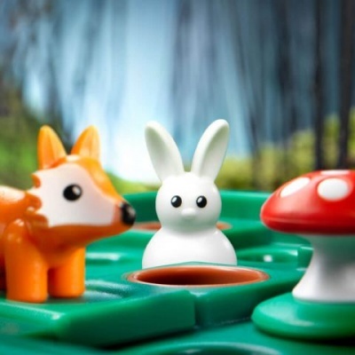 Figuras de jogo de coelho, raposa e cogumelo em tabuleiro verde