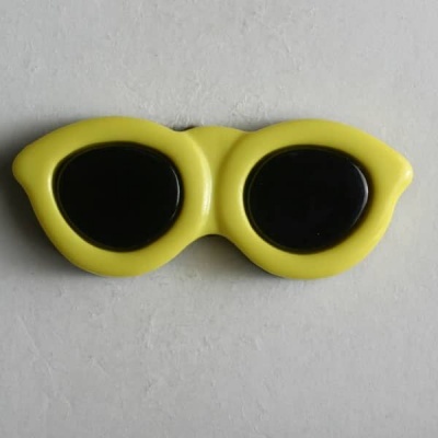 Óculos de sol amarelos com lentes pretas sobre superfície cinzenta.