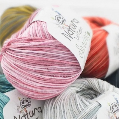 novelos de lã colorida com rótulos Natura Classic