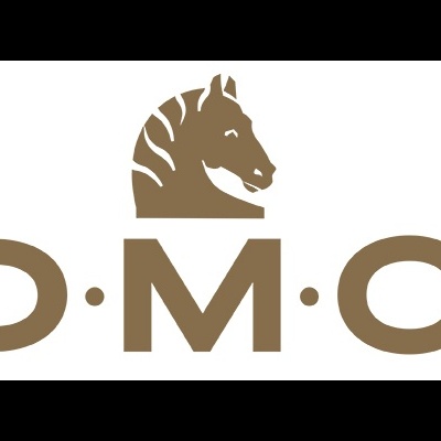 Logótipo da marca D.M.C. com cabeça de cavalo castanha sobre letras D M C