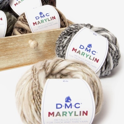 Novelos de fio de lã D.M.C. Marylin em várias cores numa caixa de madeira