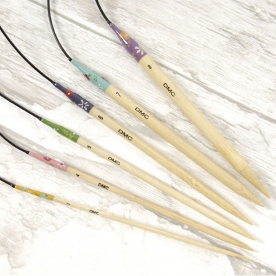 Conjunto colorido de agulhas de tricô de madeira com padrões florais
