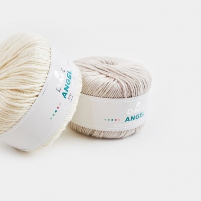 Dois novelos de fio DMC Angel em tons creme e cinzento claro
