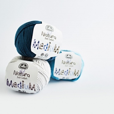 Três novelos de lã com etiquetas DMC Natura Just Cotton Medium