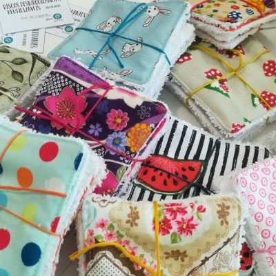 Conjuntos de tecidos dobrados com vários padrões coloridos, ligados com cordelinhos.