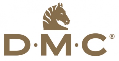 Logótipo da marca D.M.C. com cabeça de cavalo castanha sobre letras D M C