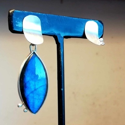 Brincos pendentes com pedras azuis em suporte azul