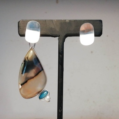 Brincos assimétricos de resina e metal prateado com diferentes formas e cores