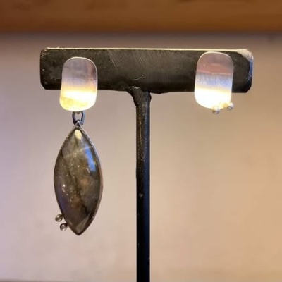 Brincos assimétricos prateados com pedra cinzenta em suporte preto