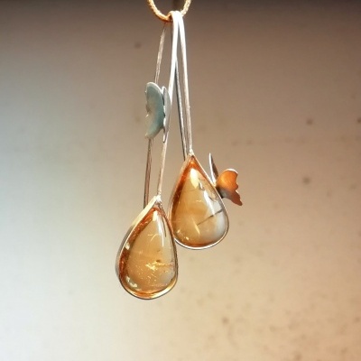 Pendentes de gotas de âmbar com borboletas decorativas