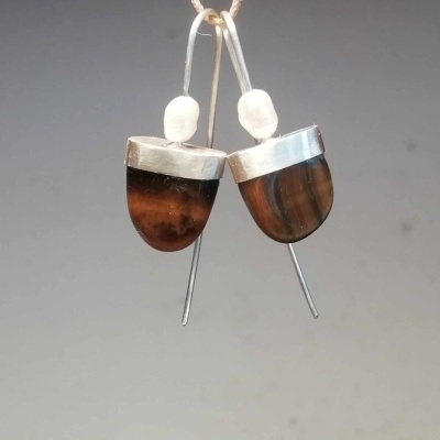 Brincos pendentes com metal prateado, elementos marrons com padrão de madeira e pérolas brancas.