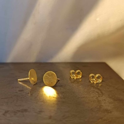 Brincos redondos de ouro com textura e fechos de pressão