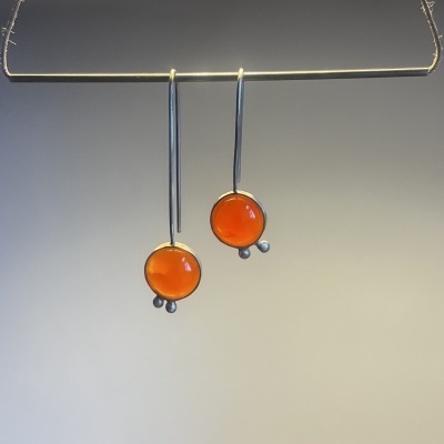Brincos pendentes de metal com pedras laranja
