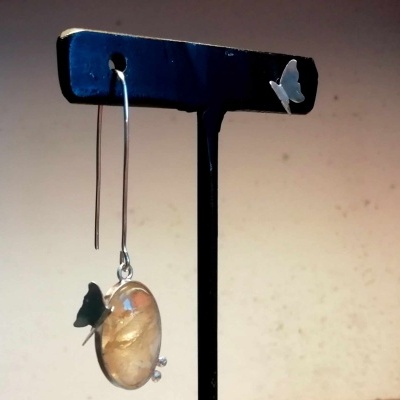 Brincos com pedra âmbar e borboletas em suporte preto