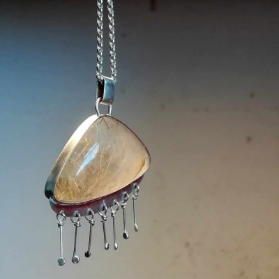 Colar com pendente triangular de pedra amarelada e metal prateado