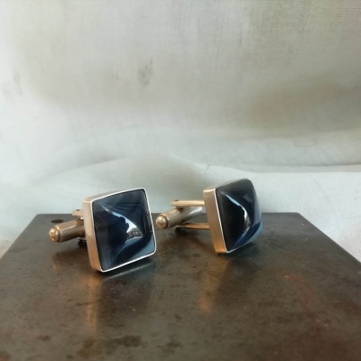 Par de botões de punho quadrados com pedras azuis escuras e moldura metálica