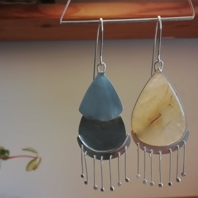 Par de brincos com pedras em forma de gota e detalhes metálicos